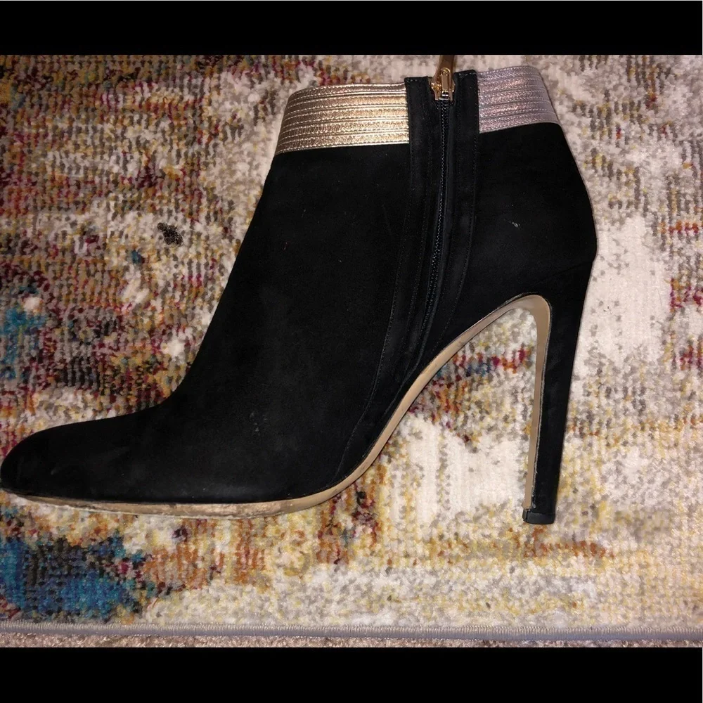 𝅺Salvatore Ferragamo booties blk/gold/silver w box